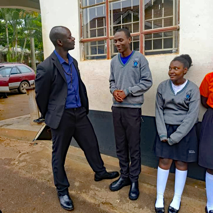 Leonard Musolooza, sociaalwerker van het ENF,  bezoekt pupillen op school